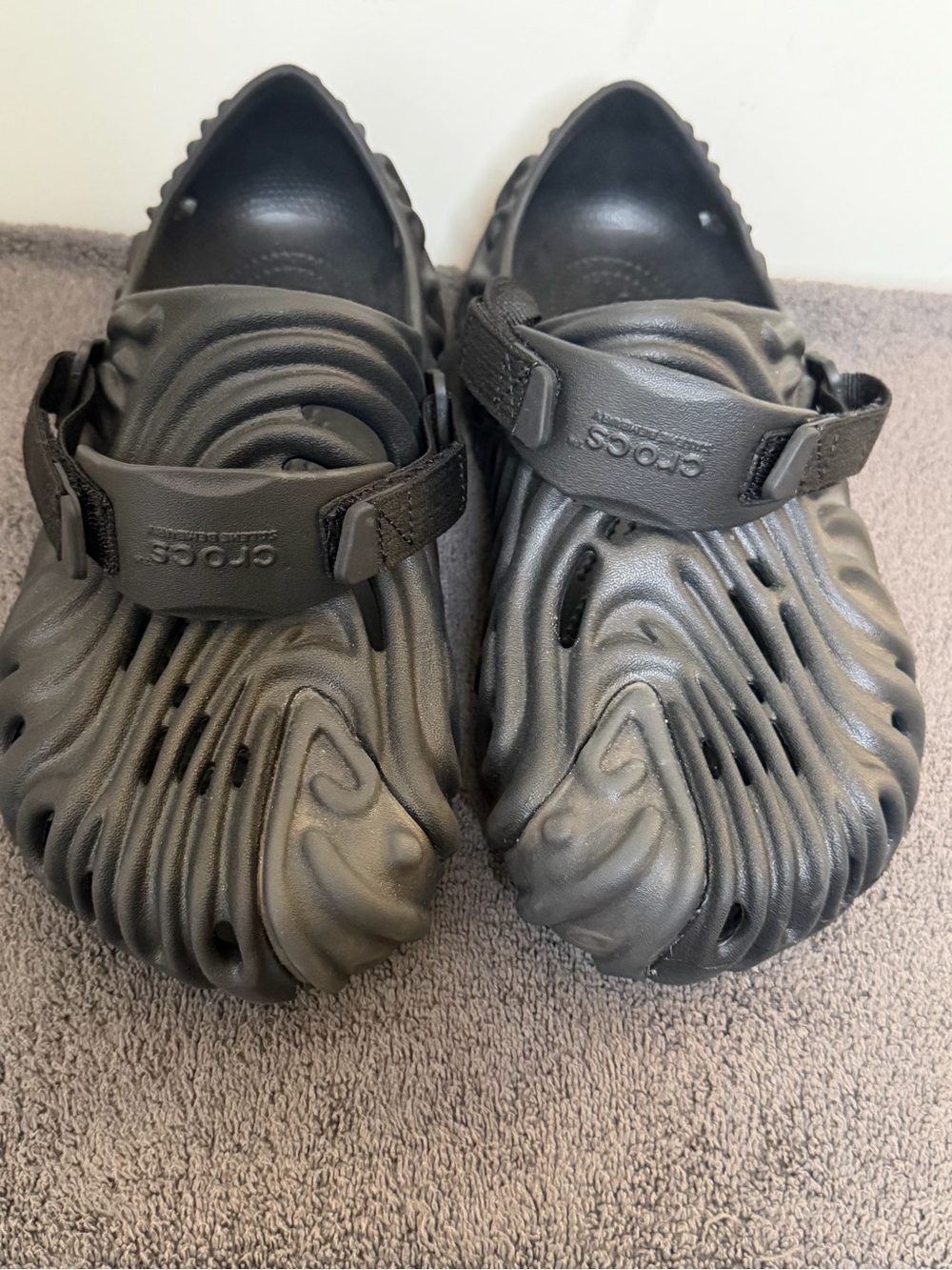 Crocs Echo Storm Black Clogs Men’s size 12 w/adjustable strap. Slip on comfort